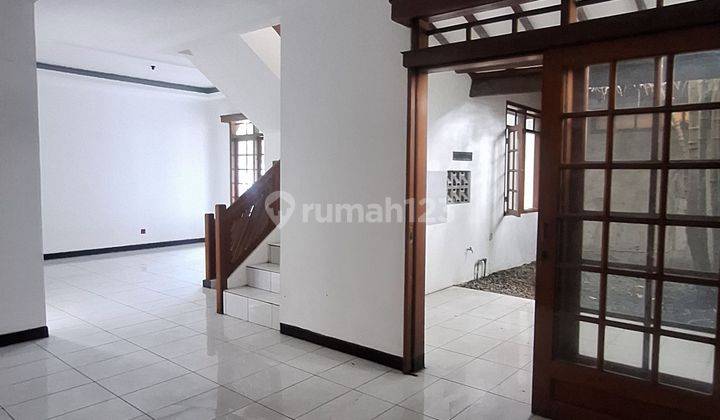 Dijual Rumah 2 Lantai. Di Komplek Griya Mas , Lingkungan Komplek Nyaman Dan Bersih. Lokasi Strategis Dekat K Kampus Maranatha, Pintu Tol Pasteur, Sarijadi, Setraduta. Bandung Utara. 1