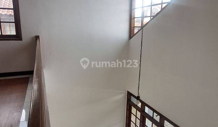 Dijual Rumah 2 Lantai . Lokasi Strategis Dekat Pintu Tol Pasteur. Jalan Suryasumantri. Univ Maranatha. Komplek Setraduta 2