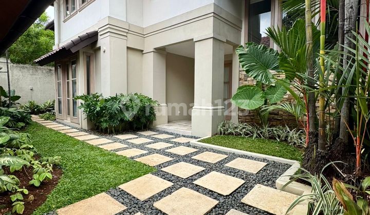Disewakan Rumah Modern Tropical Semi Furnished di Jakarta Selatan  2
