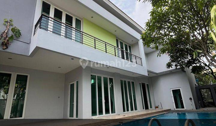 Disewakan Rumah Modern Tropical Lokasi Strategis di Kemang 1