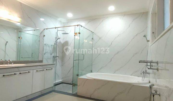 Disewakan Rumah Modern Classic Semi Furnished Lokasi Strategis di Jakarta Selatan  2