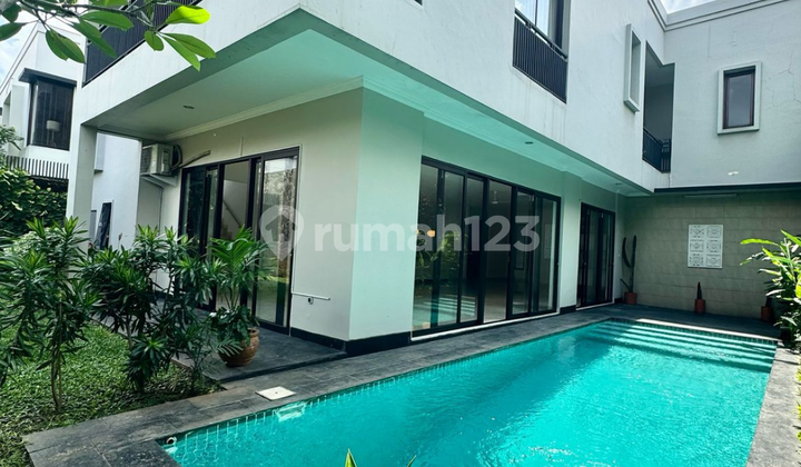 Disewakan Rumah Modern Tropical Semi Furnished Dekat Kemang Village 