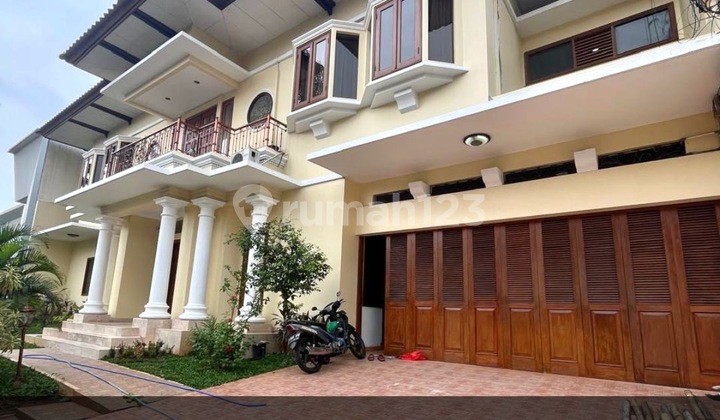 Rumah Terawat Rapih Dengan Banyak Kamar Tidur Dan Parkir Yg Luas Rumah Terawat Rapih Dengan Banyak Kamar Tidur Dan Parkir Yg Luas