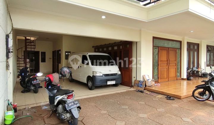Disewakan Rumah 2 Lantai , Bagus Lokasi Strategis  2