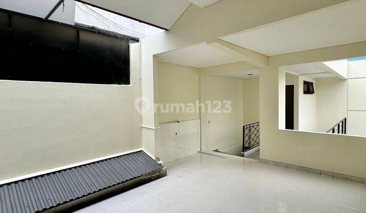 Disewakan Rumah Semi Furnished Lokasi Dekat Sekoalah Jis 2