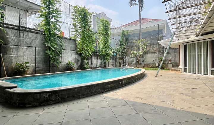 Disewakan Rumah Tropical Semi Furnished Lokasi dekat Jis 2