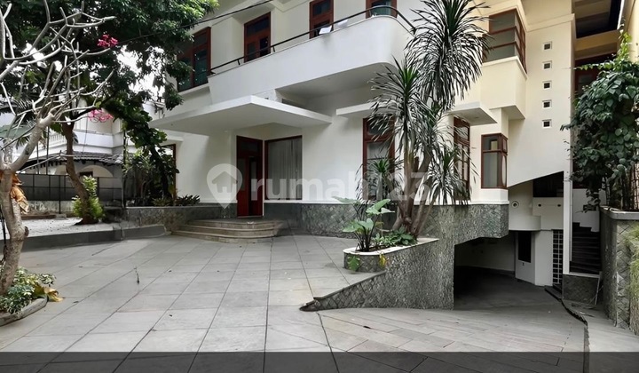 Disewakan Rumah Tropical Semi Furnished Lokasi dekat Jis