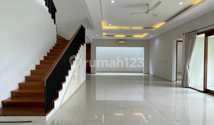 Disewakan Rumah Luas dan Tenang Cocok untuk Hunian atau Kantor 2