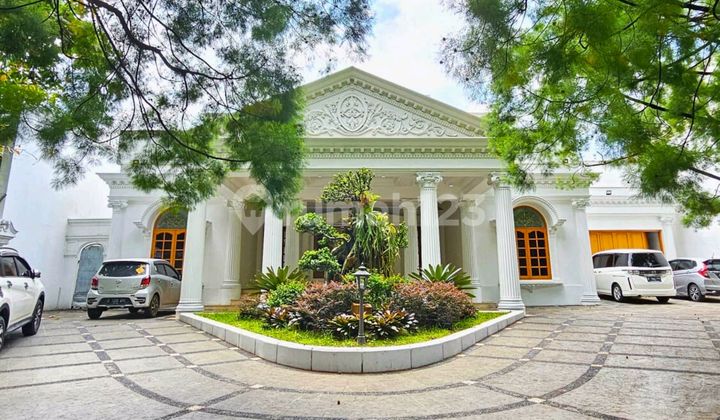 Disewakan Rumah Mewah Disertai Galeri di Pondok Indah