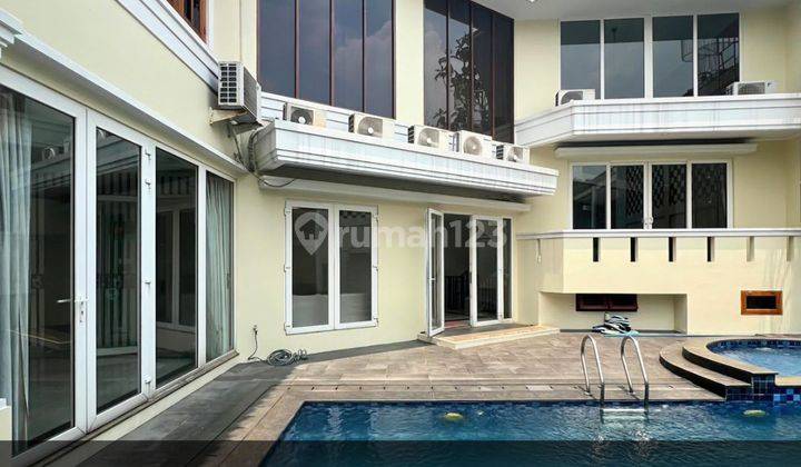 Dijual Rumah Modern Tropical Dengan Halaman Luas di Jakarta Selatan  1