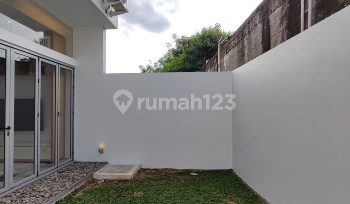 Strategic Location House Near Public Transportation 2