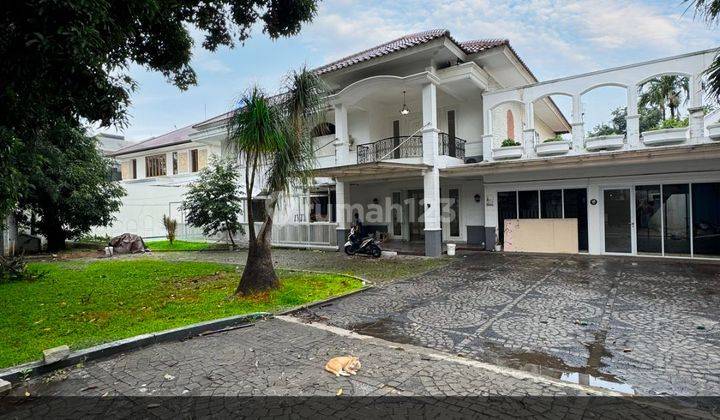 Disewakan Rumah Modern Tropical di Jakarta Selatan  1