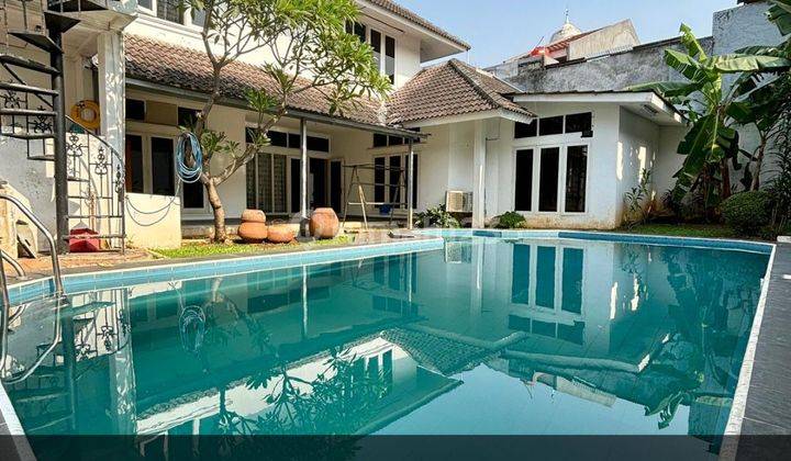 Disewakan Rumah Modern Tropical di Jakarta Selatan  1