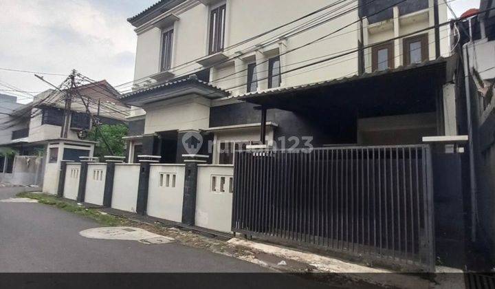 Dijual Rumah Modern Semi Furnished Lokasi Strategis di Jakarta Selatan  1