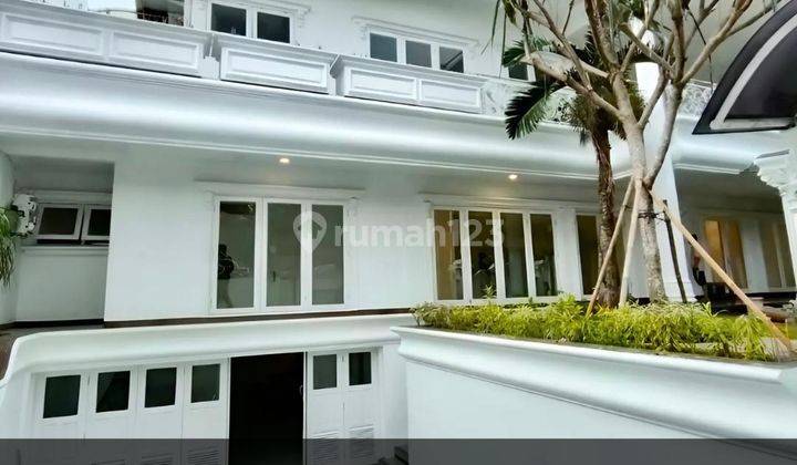 Disewakan Rumah Modern Classic Semi Furnished Lokasi Strategis di Jakarta Selatan  1