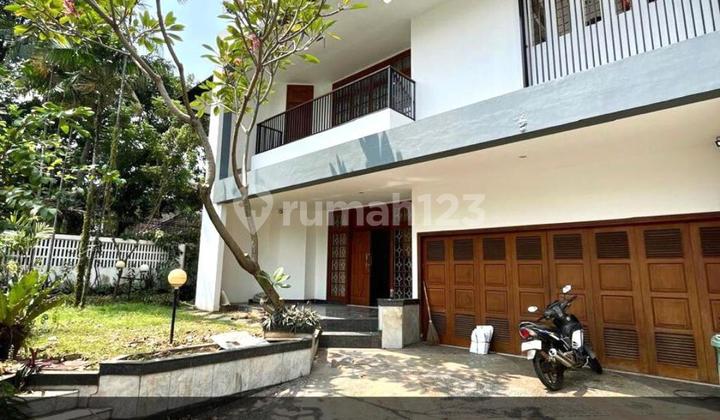 Disewakan Rumah Modern Tropical Semi Furnished di Jakarta Selatan Disewakan Rumah Modern Tropical Semi Furnished di Jakarta Selatan