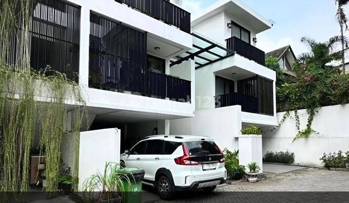 Dijual Rumah Modern Tropical di Jakarta Selatan  1