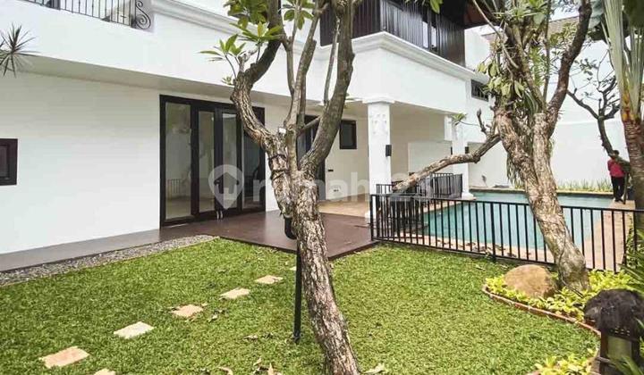Disewakan Rumah Modern Tropical Semi Furnished di Jakarta Selatan  2