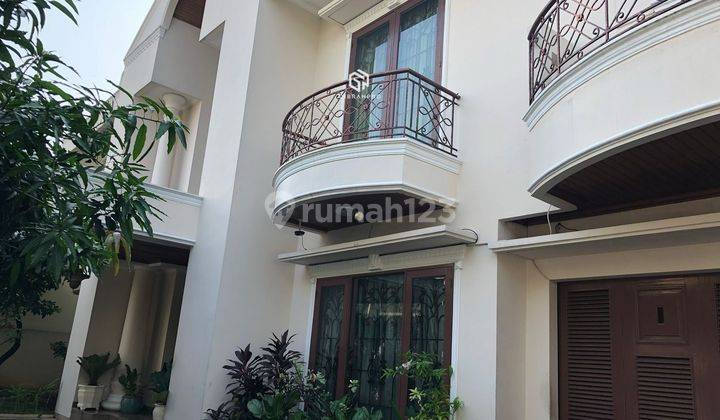 Dijual Rumah Modern Classic Semi Furnished di Jakarta Selatan  2