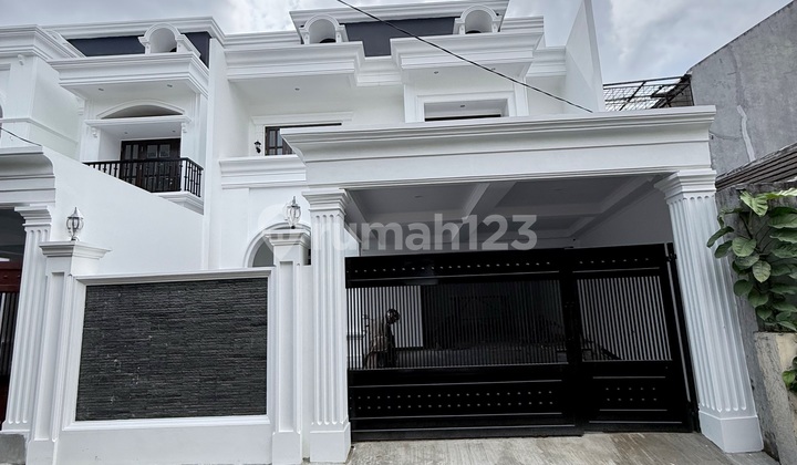 Jarang Ada Rumah American Classic Dalam Komplek di Pesanggrahan