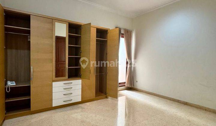 Disewakan Rumah Dekat Dengan Jis Semi Furnished di Jakarta Selatan  2