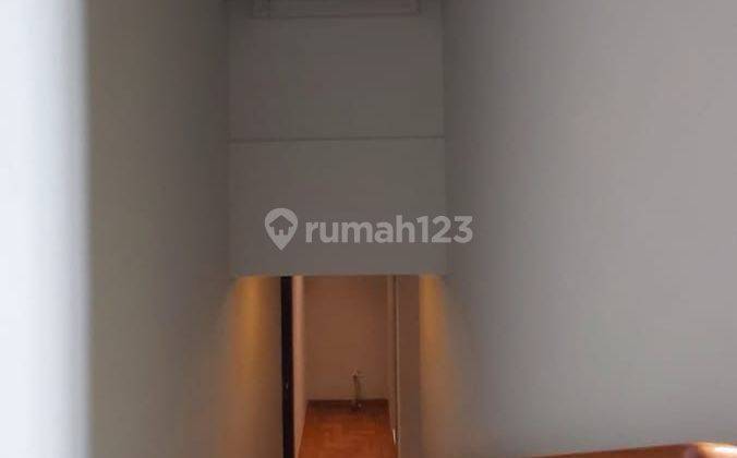 Dijual Rumah Modern Semi Furnished Lokasi Strategis di Jakarta Selatan  2