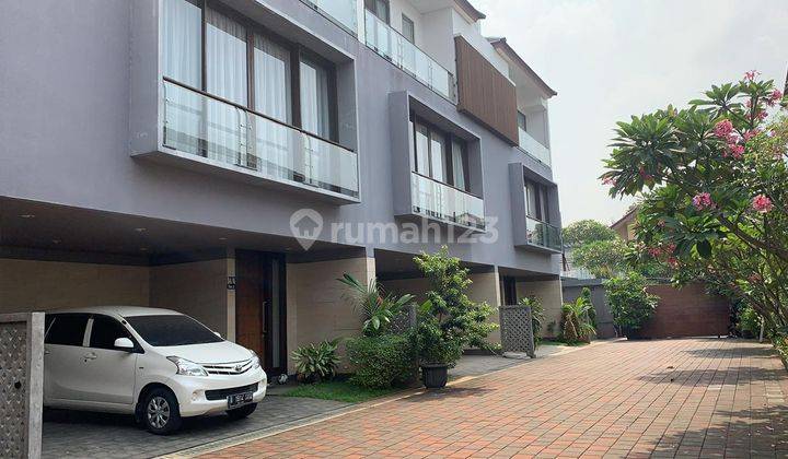 Dijual atau disewakan town house semi furnished di jakarta selatan  1