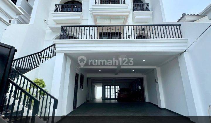 Dijual Rumah Brand New Modern Classic di Jakarta Selatan  1