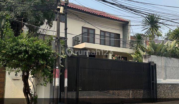 Disewakan Rumah Modern Tropical di Jakarta Selatan  1