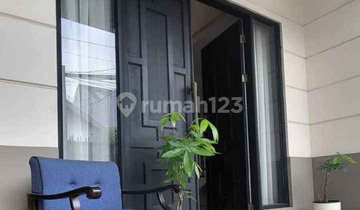 For Rent Spacious House Suitable for Families in Kebayoran Baru
