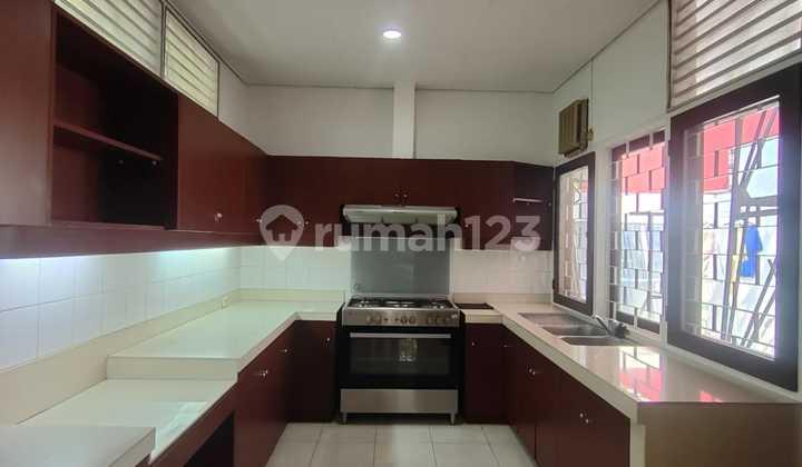 Disewakan Rumah Modern Tropical Semi Furnished di Kemang  2