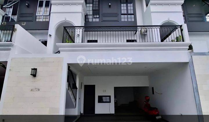 Dijual Brand New Town House American Classic di Jakarta Selatan  1