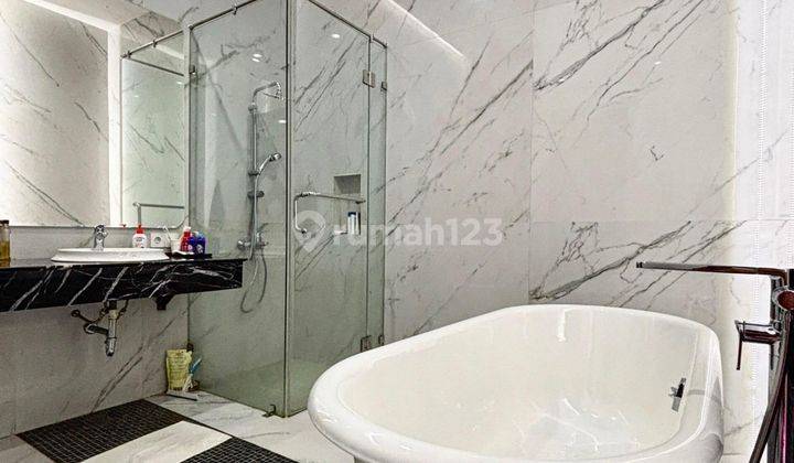 Dijual Rumah Modern Tropical Semi Furnished di Jakarta Selatan  1