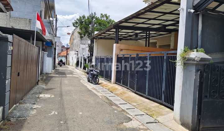 Dijual Cepat 2 Petak Rumah Murah 2 Lantai SHM di Kebayoran Baru Jakarta Selatan