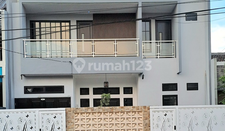 Rumah Baru Di Boulevard Ada Kolam Renang Dan Siap Huni