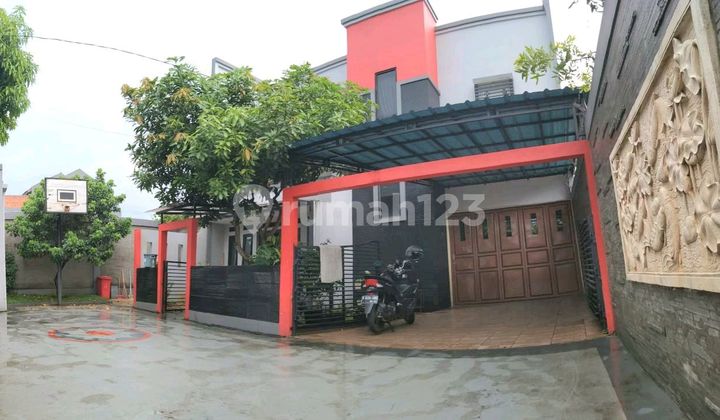 Strategic House Near Jaya Development University in Bintaro, Suitable for Business