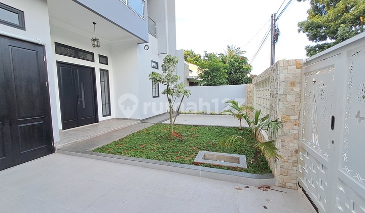 New House On Boulevard With Swimming Pool And Move-In Ready 2