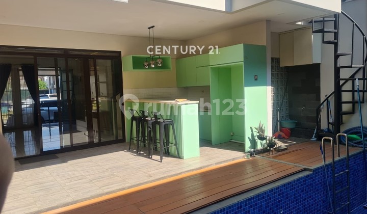 Minimalist House with Swimming Pool in Kota Baru Parahyangan, Bandung