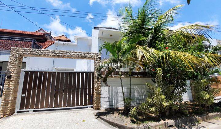 Luxury And Modern House With White Nuance In Taman Mumbul, Bali