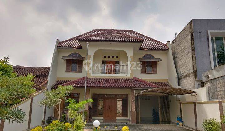 Rumah besar 2 lantai 1