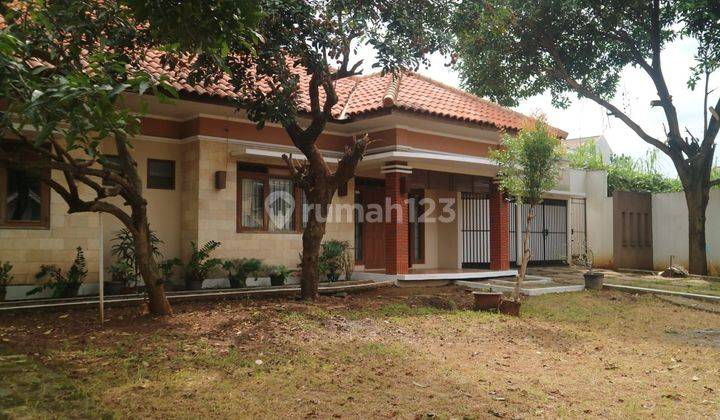 Dijual rumah dengan pekarangan luas 1