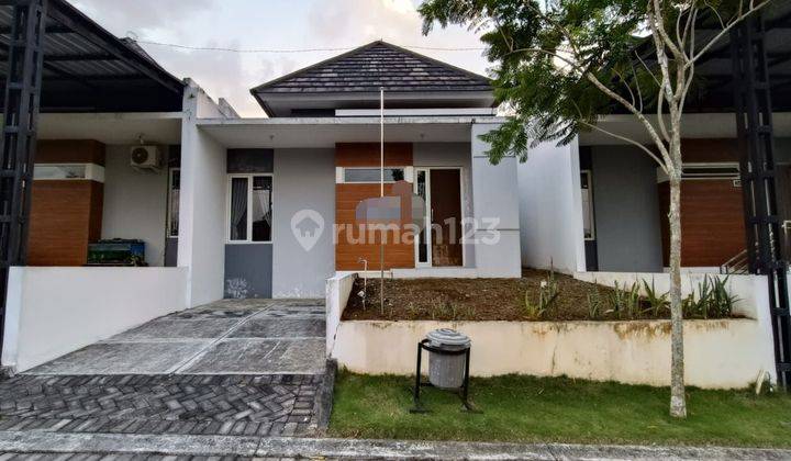 Di jual rumah SHM di Bsb Village 2