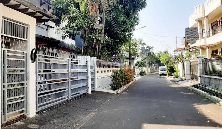 Rumah 2 Lantai Besar Siap Huni @ Kedoya Azalea, Jakarta Barat