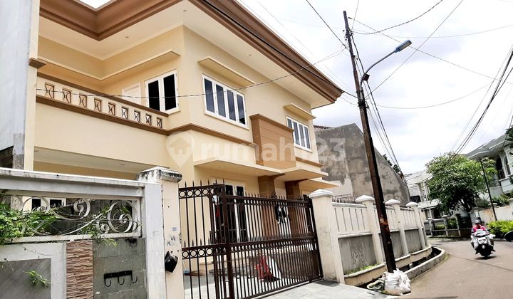 Rumah Besar Bebas Banjir di Taman Kedoya Baru, Jakarta Barat 2