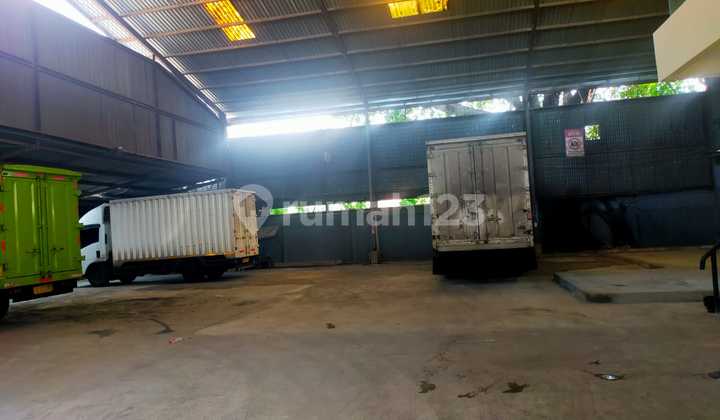 Warehouse with Building Area of 850 m2, Ready to Use in Kedoya Raya