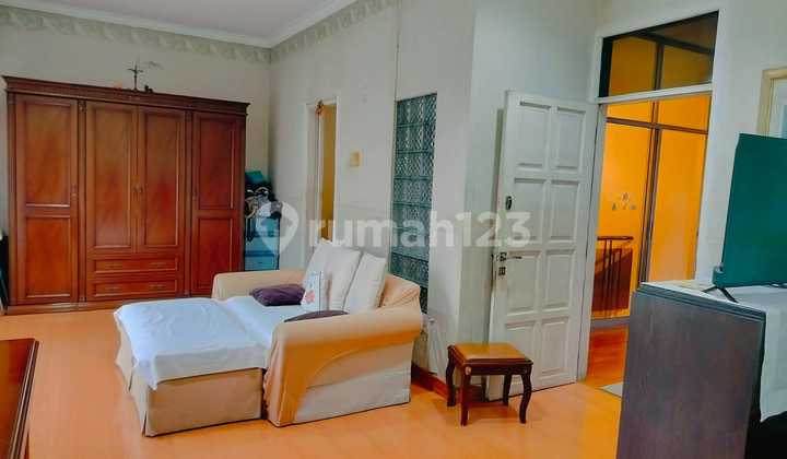 Rumah Bagus Semi Furnished SHM di Sunrise Garden, Jakarta Barat