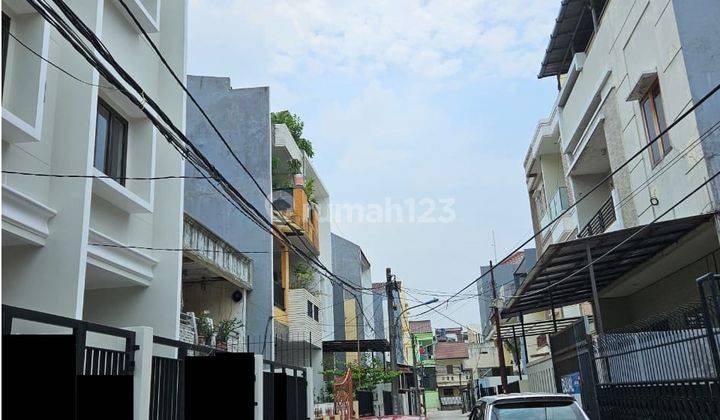 Rumah Bagus 3 Lantai Full Bata Merah Ada 3 Unit SHM di Taman Ratu 2