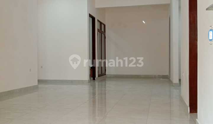 Rumah asri ,bagus,semi furnished di Green Garden Jakarta Barat 2