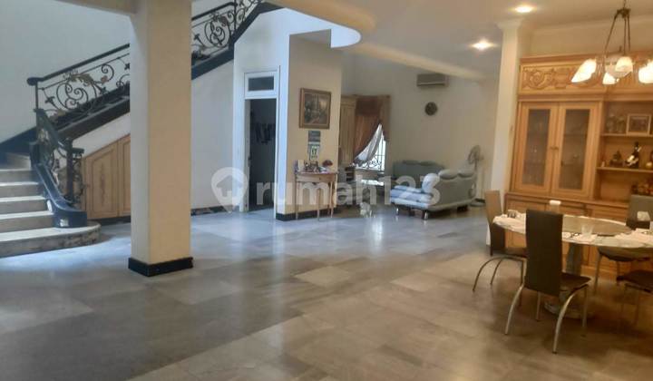 Rumah 300 m2,jalanan depan lebar, di Green Garden Jakarta Baratarden 2