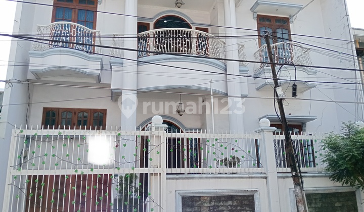 Rumah bagus dan nyaman 2 lantai di Taman Ratu,Duri Kepa Jakarta Barat
